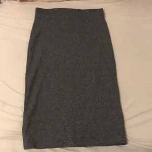 En grå pennkjol - En grå pennkjol som inte går till användning längre 