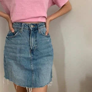 Jeanskjol från H&M - Storlek 34, frakt tillkommer!