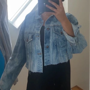 Croppad jeansjacka från crocker - Sååå himla snygg🤯 passar mig som har xs i överdelar men sitter oversized