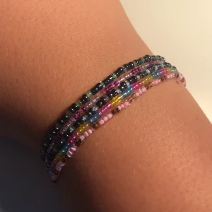 Handgjorda armband - Handgjorda armband som jag gjort själv💕 frakt blir 10 kr, priset beror på att det tar en timme för mig att göra varje armband!