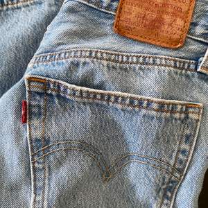 Supersnygga, håliga jeans från Levis! Storlek W25 L28 💕 Ganska väl använda. Frakt tillkommer!