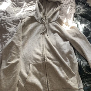 Pumahoodie  - Luvtröja med dragkedja. Från puma, bra skick.