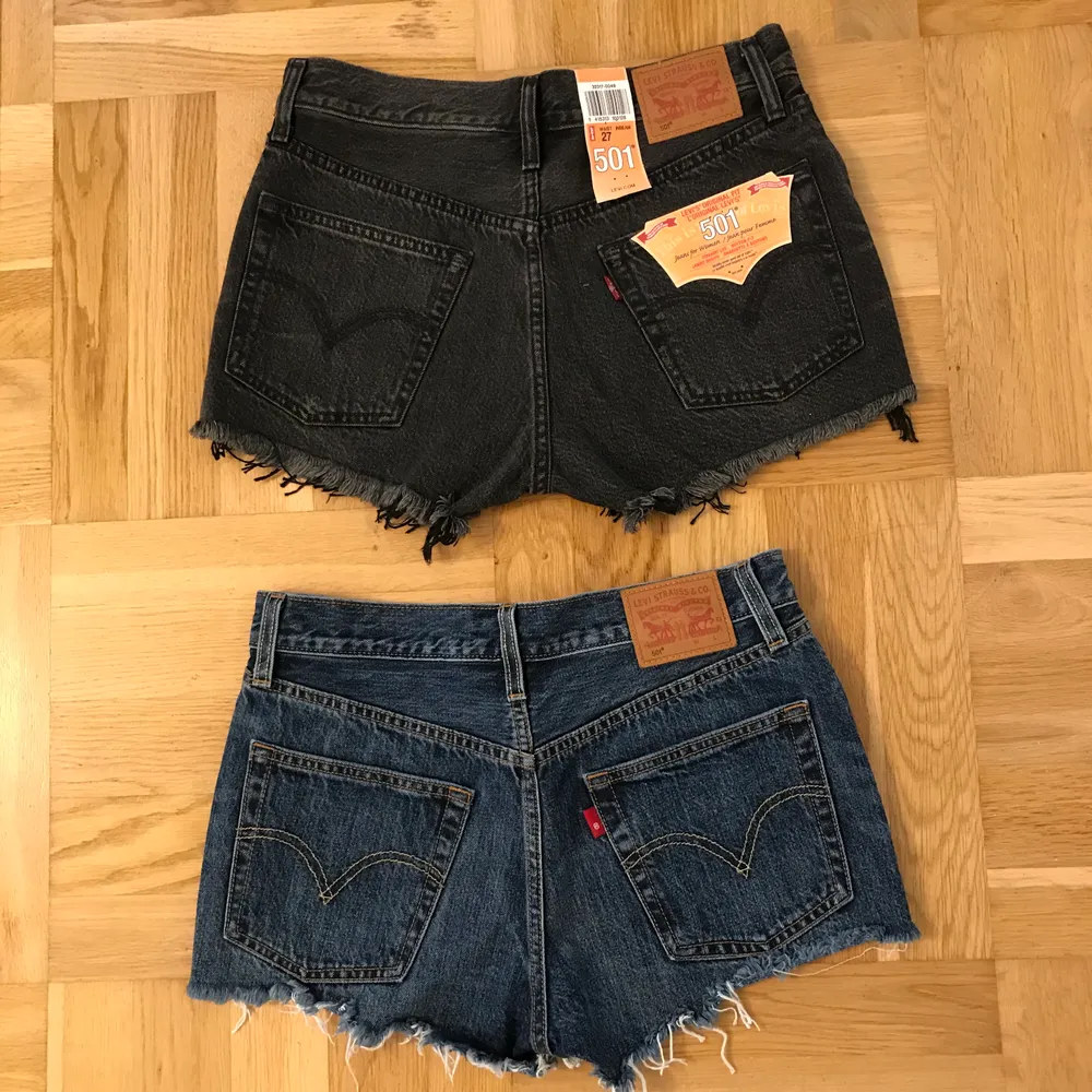 Två par Levi’s 501 shorts säljs för 100kr sammanlagt (storlek 27). Säljs pågrund av garderobsrensning, de är i gott skick och de ena paret är aldrig använda medans de andra paret är använda en gång. Köparen betalar frakten. :). Shorts.