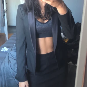 Blazer - Med siden detaljer, strl 34. Använd en gång, frakt ingår i priset.