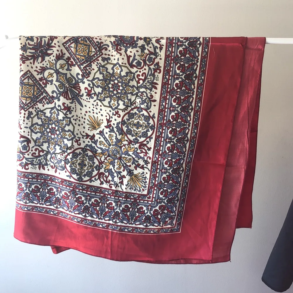 Ny silkessjal som även går att knyta som topp! I 100% äkta silke från kina och handgjord! BUDA💕 Startbud 100kr☺️. Accessoarer.