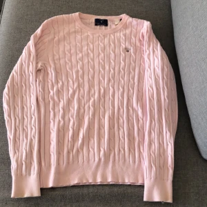Gant tröja säljs för 100kr storlek M - Köpt från Johnells använt den 1gång tycker inte om färgen så tänkte sälja den