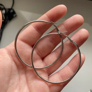 Mellanstora silverörhängen - Mellanstora silverhoops från H&M:) (inte äkta) Dessa är använda men jag rengör och sanerar dem innan jag skickar iväg dem! Frakt: 11kr (brev)