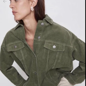 Grön Manchester jacka Zara - Grön Manchester jacka från Zara, precis som ny! Priset är exkl frakt!