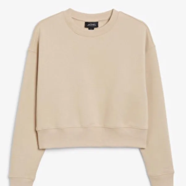 Jag säljer nu denna fina sweatshirt från mango då den inte längre kommer till använding. Tröjan är i storlek S men passar både XS och S, om ni har några funderingar är det bara att skriva. . Tröjor & Koftor.