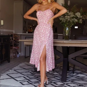 Passar xs-s  - Från shein helt oanvänd, säljer då den inte passar runt mina bröst! Som man ser på sista bilden är den formad där brösten är. Så passar dig med mindre kupa! Köparn står för frakten