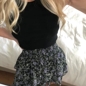 Volangkjol i blommönster - Volangkjol i blommönster med resår i midjan från Kappahl. Mycket gott skick, använd 1 gång.