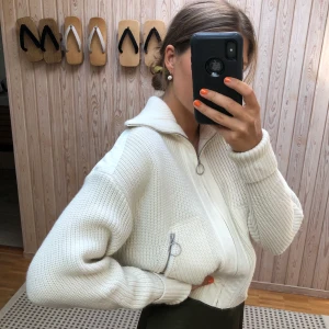 Stickad kofta från otherstories  - Aldrig använd snygg kofta! 