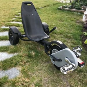 Triker PRO 100 - En rolig trehjuling som är sparsamt använd och i fint skick! Trikerns riktning styrs av hur man vrider kroppen och hur man fördelar kroppsvikten! Alla kan köra denna coola trehjuling från 140 cm och upp samt att det är en viktrekomendation som helst inte ska överskrida 80 kg. Perfekt för alla som älskar äventyr! Nypris: 3795 kr Lite fakta om trikern!  - Patenterad styrmekanism som ger än väldigt smidig åktur - Breda backdäck som säkerställer bra grepp även i snabba kurvor - Ergonomiskt säte för en bekväm och säker färd