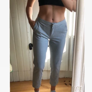 Kostymbyxor - Kostymbyxor från Nelly i strl 34, väldigt bra skick. Möts upp i Skellefteå eller fraktar, kunden står för frakt🥰