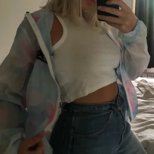 Stussy windbreaker - Asball och tunn windbreaker som inte kommer till användning. Köpt här på Plick för ett tag sedan, så garanterar inte äktheten. Frakten är spårbar och inkluderad i priset!🤼‍♂️🌞