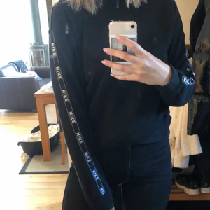 Nike tröja - Säljer min Nike sweatshirt som jag inte fått användning av alls, helt nytt shick med ett Nike märke på bröstkorgen.