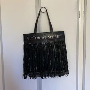 Victoria’s Secret väska  - Svart vs väska i mycket bra skick, aldrig användt :)
