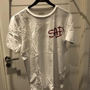 WoodWood T-Shirt - Tjena säljer nu min WoodWood t-shirt jag köpte i WoodWood butiken i Köpenhamn för några år sedan, Har inte använt den på på något och den är knappt använd heller och den är i väldigt bra skick. Stryker tröjan innan den skickas btw, några frågor ba skriv😁