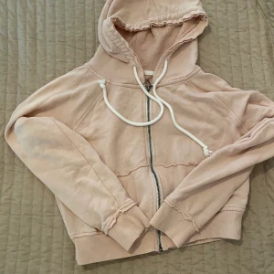 Kropad kort kofta - En kort kofta i storlek s. Frakten blir 66kr