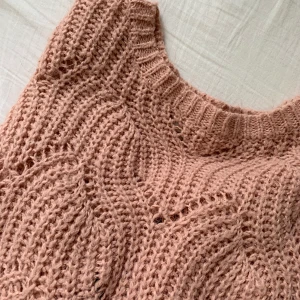 Gullig stickad tröja  - Säljer denna fina stickade tröja då den tyvärr bara ligger i min garderob