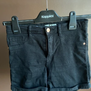 Högmidjade shorts - Högmidjade shorts, väldigt stretchiga. Sparsamt använda. Frakt tillkommer