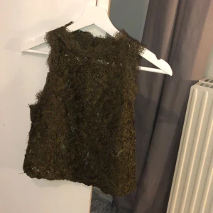 Spetstopp stl S - En militärgrön spetstopp från zara som inte säljs i butik längre. Funkar bra till festtillfällen! Väldigt söt