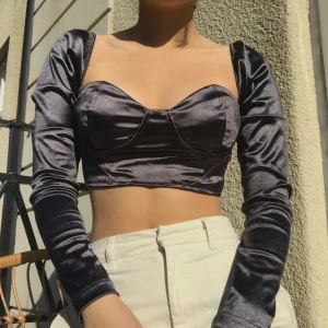 Pretty Little Thing Korsett  - 🦋 Korsett Top i satin. Använd enbart 1 gång då det inte passar min stil. Priset kan diskuteras :) 🦋Fri Frakt