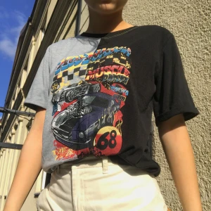 Hot Wheels T-shirt - 🦋 Hot Wheels T-Shirt i två färger. Står S i den men passar även XS-M. Beror lite på hur du vill att den ska sitta.  Pris går självklart att diskuteras! 🦋Fri Frakt