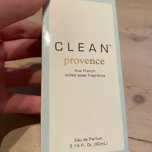 Säljer denna clean ”provence” parfym då jag tröttnat på den. Köptes för 800kr men säljer billigt då det inte är super mycket kvar. Frakt tillkommer💗