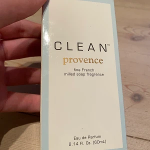 Clean parfym - Säljer denna clean ”provence” parfym då jag tröttnat på den. Köptes för 800kr men säljer billigt då det inte är super mycket kvar. Frakt tillkommer💗