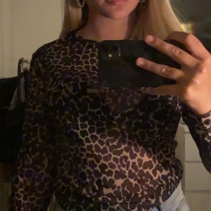 tröja - 2 jättefina tröjor i leopard mönster och ”zebra” mönster, genomskinligt när, leoparden är använd en hel del men i jättefint skick! Buda från 90kr!❤️