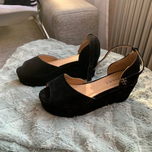 Kilklack svart strl 36 - Helt oanvända sköna kilklacksskor i strl 36. 