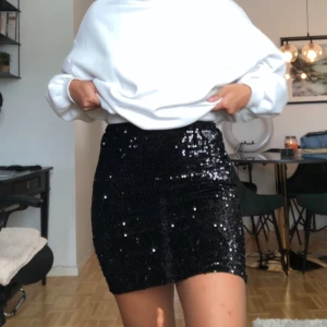 Paljettkjol från Gina Tricot - Skön paljettkjol från Gina Tricot i storlek XS. Använt endast en gång. 