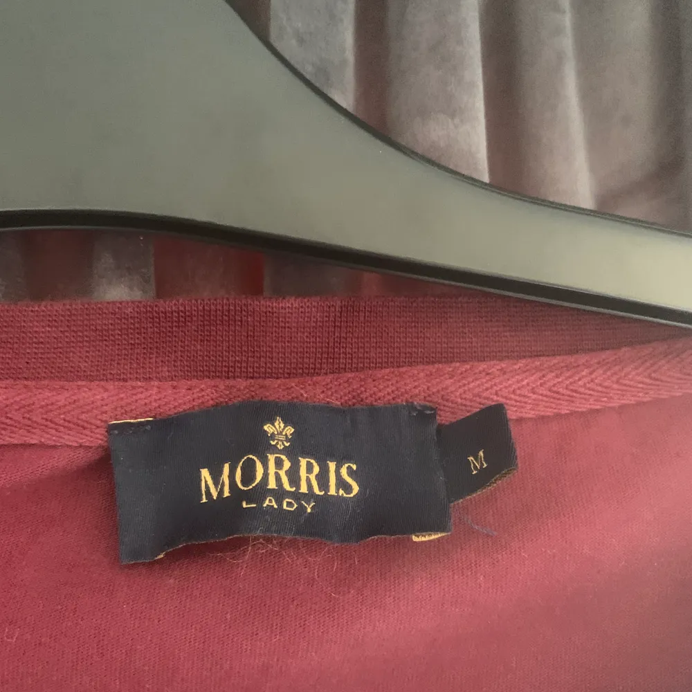 En röd tröja ifrån Morris, storlek m. Aldrig använd, utan bara legat i garderoben!☺️. T-shirts.