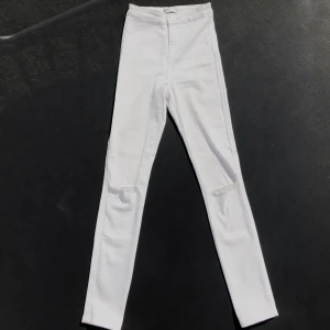 vita skinnyjeans med hål i knäna  - 💕 ett par vita jeans, stretchiga, använda, bra längd (jag är 164cm), lite små fläckar som går bort i tvätten. frakt kostnad tillkommer