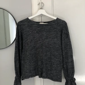 Tröja från zara - Säljer denna tröja med volang vid händerna. Kan va lite ljusare i verkligheten. Slut överallt. Fint skick och nästan aldrig använd. Frakt tillkommer. Skriv för mer detaljer