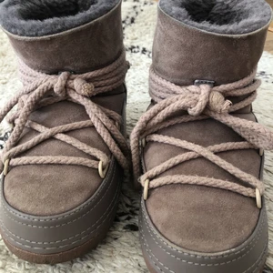 Vinterskor - Varma och snygga vinterskor från inuikii. Köpta förra vintern. Sparsamt använda! Modellen är boot classic taupe.
