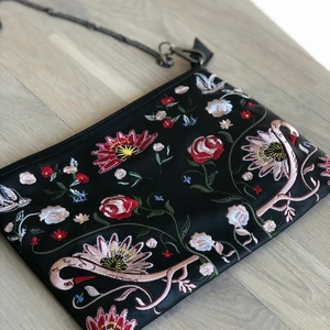 Väska  - Mönstrad väska med kedja