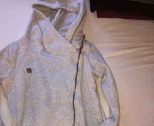 Hettegenser - Den er ganske kul, lite brukt siden jeg ikke får brukt den så mye, 