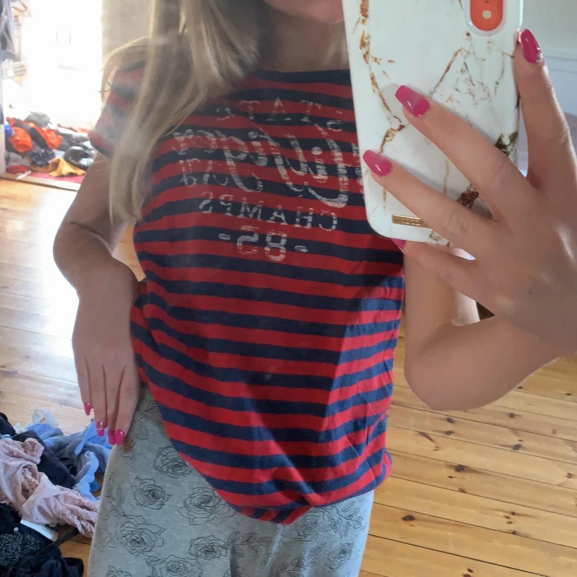 Röd och blå randig t-shirt 