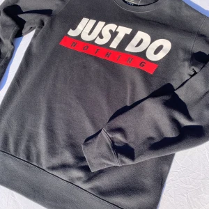 Sweatshirt, storlek M - En snygg sweatshirt i storlek medium. Passformen är normal och den är i mycket bra skick eftersom den har används fåtal gånger. 