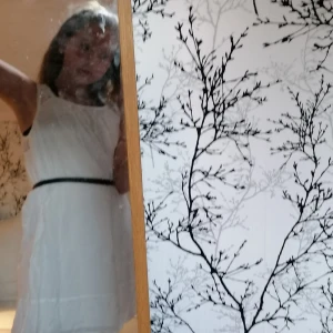 Fin klänning  - Jätte fin klänning. Det är spätts på back sidan. Inte varm. 