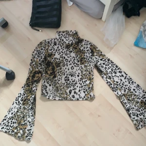 Tunn tröja från Gina tricot st: xs - En kortare tröja med trumpetarmar 