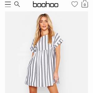 Säljer denna fina klänning från Boohoo. Har aldrig använt den och prislappen sitter kvar. Säljer den pga att den inte kommer till användning😊 Nypris 500kr
