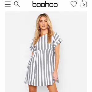 Säljer denna fina klänning från Boohoo. Har aldrig använt den och prislappen sitter kvar. Säljer den pga att den inte kommer till användning😊 Nypris 500kr