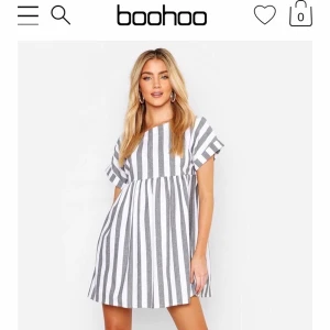 Oanvänd klänning från Boohoo - Säljer denna fina klänning från Boohoo. Har aldrig använt den och prislappen sitter kvar. Säljer den pga att den inte kommer till användning😊 Nypris 500kr