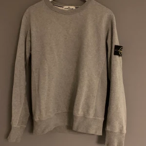 Stone Island tröja i L - Säljer denna ljusgrå Stone Island tröja då den inte kommer till användning, storlek L och nypris ca 2000kr