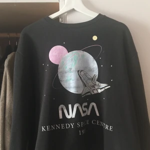 Tjocktröja strl L - Oanvänd tjocktröja från HM med NASA tryck. 