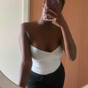  - Säljer denna bandeu toppen från Lemon Lunar. Aldrig använd, den är för liten :(( 