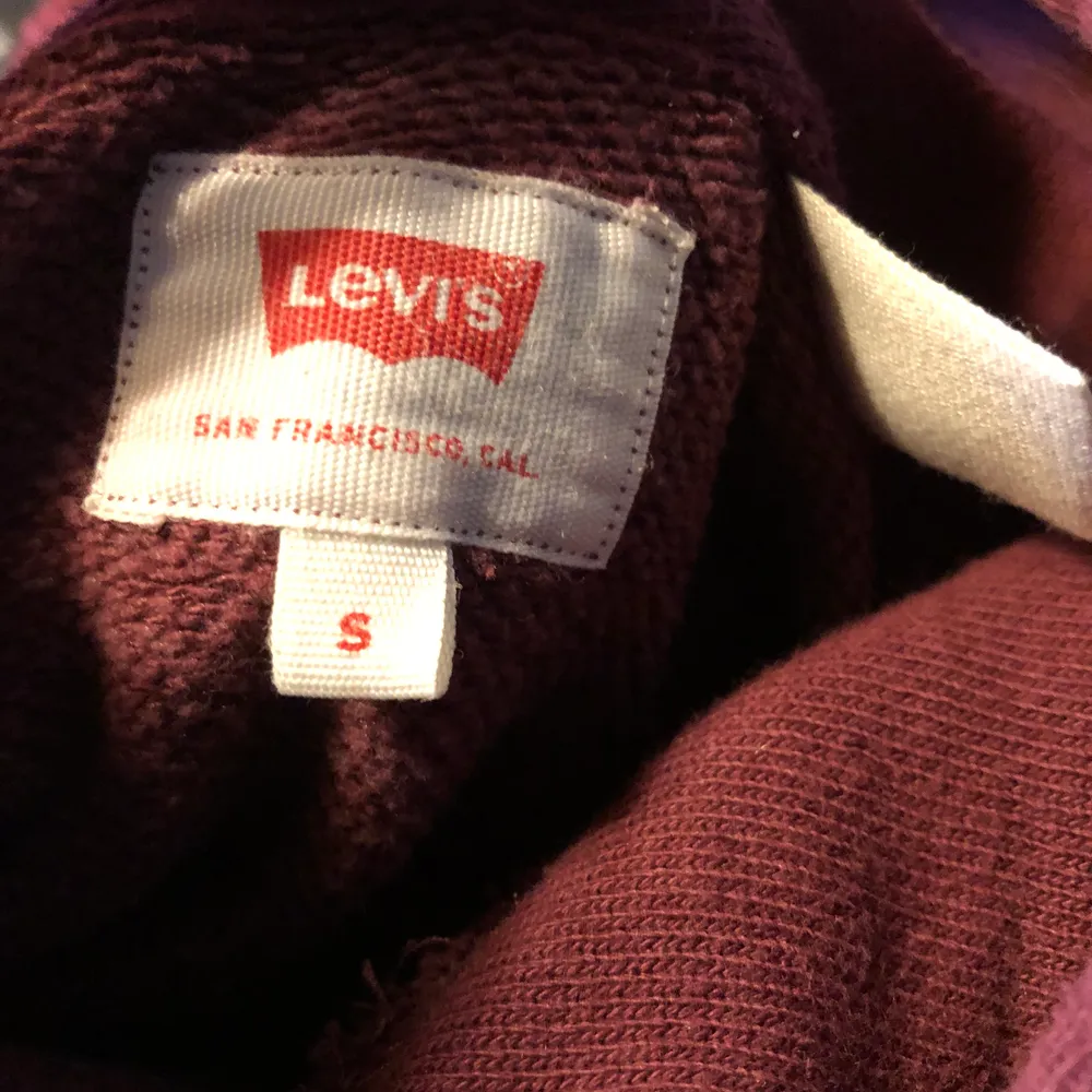 Vin röd  Levi’s hoodie i jättebra skick 8.7/10✨. Superfin färg och en färg som man måste ha i garderoben. Super plagg i toppen skick💥 Frakt behandlas av köparen :). Hoodies.